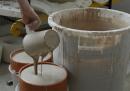 coulage de la porcelaine dans les moules en plâtre - photo Bernard Fruhinsholz
